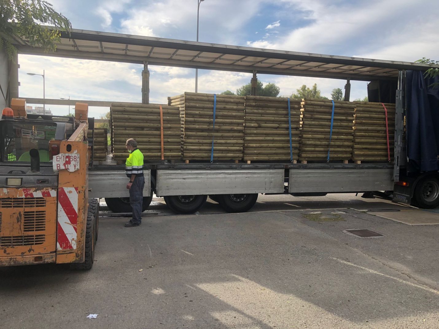 Comença a instal·lar-se la tanca de seguretat junt al riu al poliesportiu de Tulell