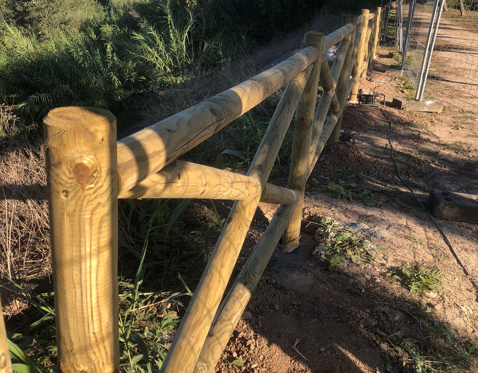 Comença a instal·lar-se la tanca de seguretat junt al riu al poliesportiu de Tulell