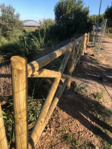 Comença a instal·lar-se la tanca de seguretat junt al riu al poliesportiu de Tulell