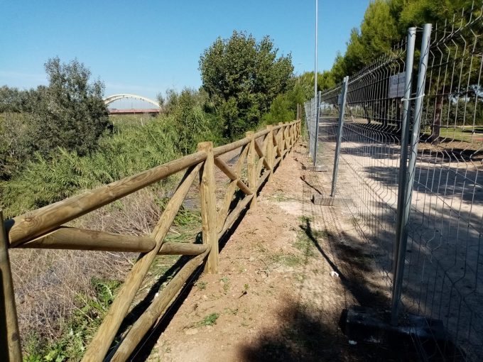 Comença a instal·lar-se la tanca de seguretat junt al riu al poliesportiu de Tulell