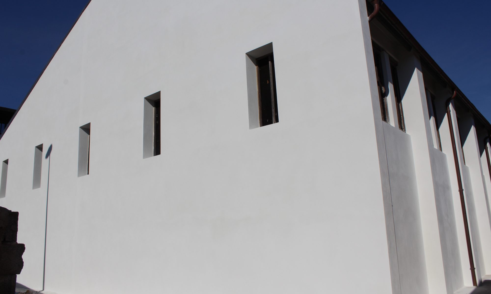 Alzira reanuda la construcción del casal joven con la instalación del suelo radiante y la pavimentación del antiguo almacén de Cucó