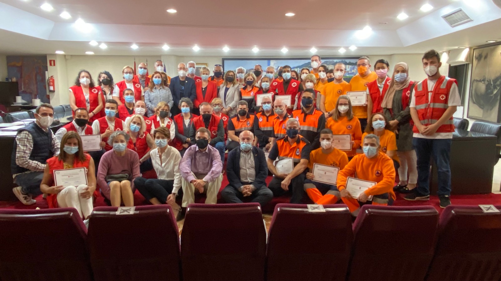 Alzira agradece la colaboración de los voluntarios de Cruz Roja y Protección Civil durante los seis meses de vacunación masiva
