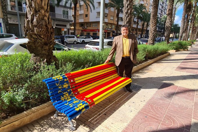 Alzira instala un banco conmemorativo del 9 d'Octubre en la avenida Lluís Suñer