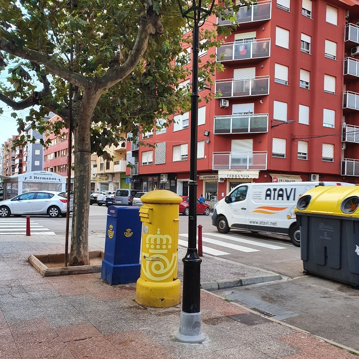 Alzira protege 19 farolas erosionadas por la orina de los perros para evitar el riesgo de caída