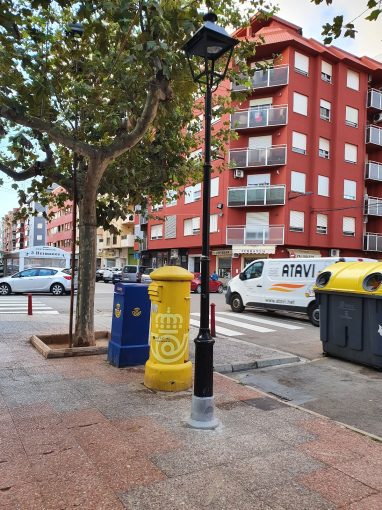Alzira protegix 19 fanals erosionats per l’orina dels gossos per evitar el risc de caiguda
