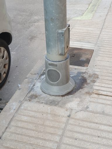 Alzira protegix 19 fanals erosionats per l’orina dels gossos per evitar el risc de caiguda