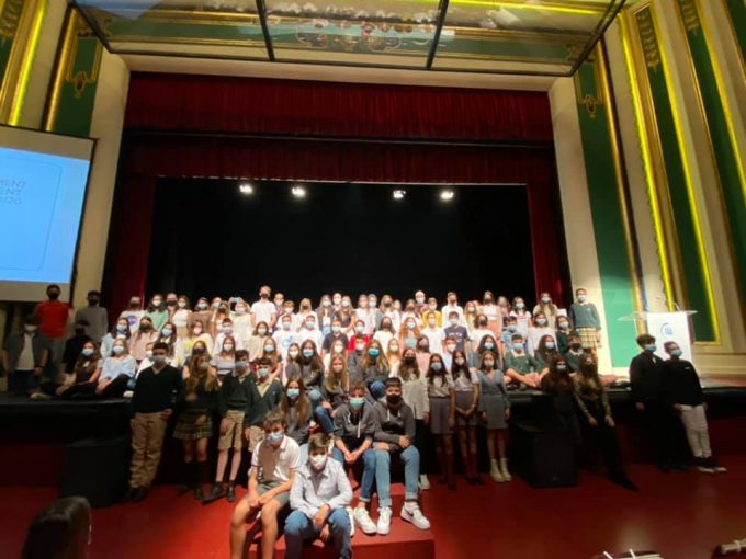 L'acte distingix l'alumnat que ha acabat els cicles de Primària, Secundària, Batxillerat, els cicles formatius (grau mitjà i grau superior), l'Escola Permanent d'Adults i el Centre Professional de Música. Com a portaveus de l'alumnat, hi intervingueren dues estudiants que ara cursen 2n d'ESO i que han estat reconegudes pels seus bons resultats a Primària: Ester Giménez i Júlia Ferrando. Tretze regidors van ser els encarregats de lliurar els diplomes a l'escenari. La regidora d'Educació de l'Ajuntament d'Alzira, Maria Calvo, va felicitar els premiats.